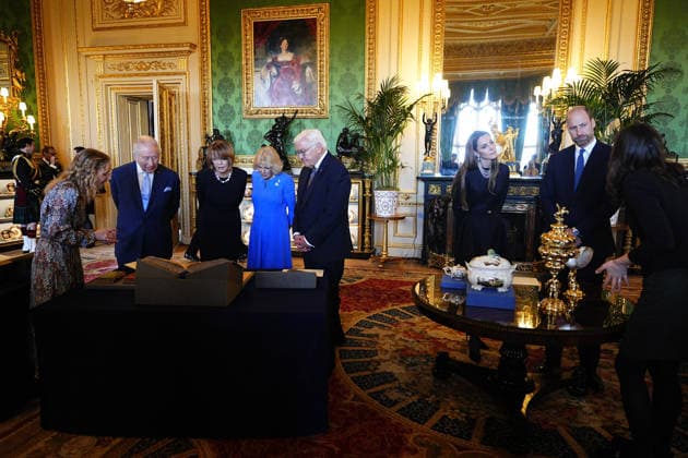 Frank-Walter Steinmeier s state visit to the UK King Charles III and Queen Camilla with German President Frank-Walter Steinmeier and his wife Elke Budenbender, and the Prince and Princess of Wales (right) view exhibits from the Royal Collection in the Green Drawing room at Windsor Castle, Berkshire, on day one of the state visit to the UK by the President of the Federal Republic of Germany. Picture date: Wednesday December 3, 2025., Credit:Aaron Chown Avalon UK, Windsor  Copyright: xAaronxChownx xAvalonx 1056256227