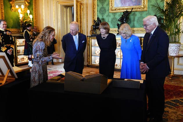 Frank-Walter Steinmeier s state visit to the UK King Charles III and Queen Camilla with German President Frank-Walter Steinmeier and his wife Elke Budenbender, view exhibits from the Royal Collection in the Green Drawing room at Windsor Castle, Berkshire, on day one of the state visit to the UK by the President of the Federal Republic of Germany. Picture date: Wednesday December 3, 2025., Credit:Aaron Chown Avalon UK, Windsor  Copyright: xAaronxChownx xAvalonx 1056256242
