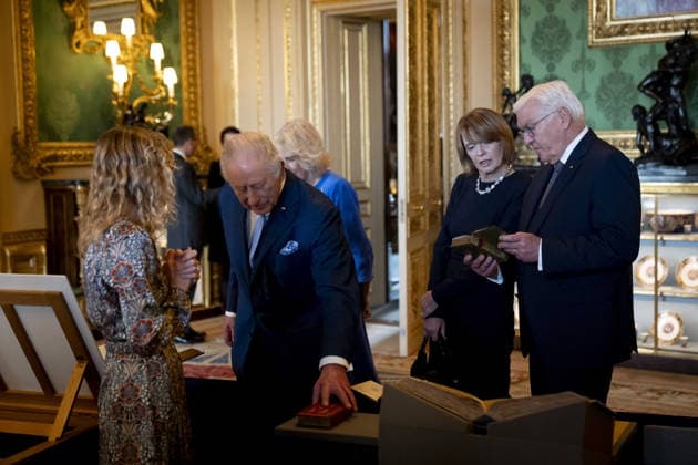 Frank-Walter Steinmeier s state visit to the UK King Charles III and Queen Camilla with German President Frank-Walter Steinmeier and his wife Elke Budenbender, view exhibits from the Royal Collection in the Green Drawing room at Windsor Castle, Berkshire, on day one of the state visit to the UK by the President of the Federal Republic of Germany. Picture date: Wednesday December 3, 2025., Credit:Aaron Chown Avalon UK, Windsor  Copyright: xAaronxChownx xAvalonx 1056256598