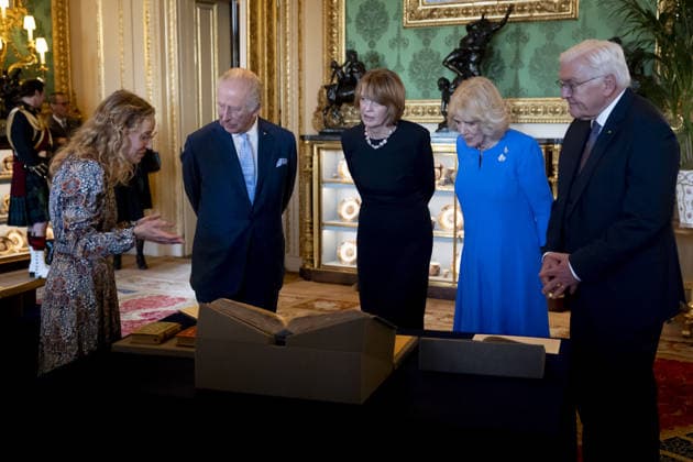 Frank-Walter Steinmeier s state visit to the UK King Charles III and Queen Camilla with German President Frank-Walter Steinmeier and his wife Elke Budenbender, view exhibits from the Royal Collection in the Green Drawing room at Windsor Castle, Berkshire, on day one of the state visit to the UK by the President of the Federal Republic of Germany. Picture date: Wednesday December 3, 2025., Credit:Aaron Chown Avalon UK, Windsor  Copyright: xAaronxChownx xAvalonx 1056256617