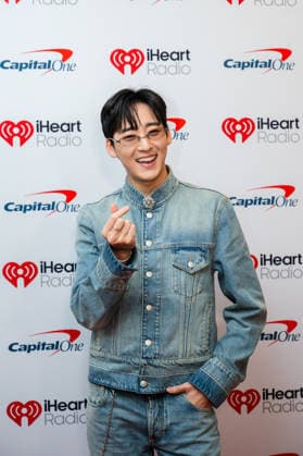 iHeartRadio 106.1 KISS FM s Jingle Ball - Arrivals Kevin Woo attends iHeartRadio 106.1 KISS FM s Jingle Ball 2025 Presented by Capital One at Dickies Arena on December 02, 2025 in Fort Worth, Texas. Forth Worth Dickies Arena Texas USA Copyright: xDarahxHubbard imageSPACEx