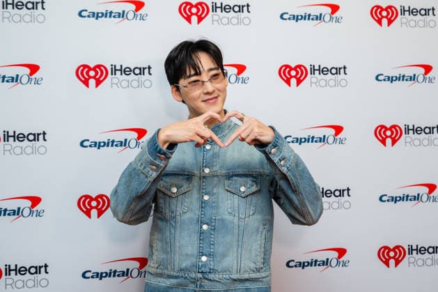 iHeartRadio 106.1 KISS FM s Jingle Ball - Arrivals Kevin Woo attends iHeartRadio 106.1 KISS FM s Jingle Ball 2025 Presented by Capital One at Dickies Arena on December 02, 2025 in Fort Worth, Texas. Forth Worth Dickies Arena Texas USA Copyright: xDarahxHubbard imageSPACEx