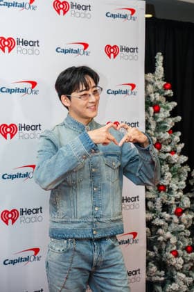 iHeartRadio 106.1 KISS FM s Jingle Ball - Arrivals Kevin Woo attends iHeartRadio 106.1 KISS FM s Jingle Ball 2025 Presented by Capital One at Dickies Arena on December 02, 2025 in Fort Worth, Texas. Forth Worth Dickies Arena Texas USA Copyright: xDarahxHubbard imageSPACEx