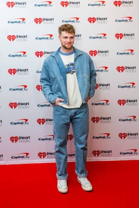 iHeartRadio 106.1 KISS FM s Jingle Ball - Arrivals Alex Warren attends iHeartRadio 106.1 KISS FM s Jingle Ball 2025 Presented by Capital One at Dickies Arena on December 02, 2025 in Fort Worth, Texas. Forth Worth Dickies Arena Texas USA Copyright: xDarahxHubbard imageSPACEx