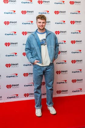 iHeartRadio 106.1 KISS FM s Jingle Ball - Arrivals Alex Warren attends iHeartRadio 106.1 KISS FM s Jingle Ball 2025 Presented by Capital One at Dickies Arena on December 02, 2025 in Fort Worth, Texas. Forth Worth Dickies Arena Texas USA Copyright: xDarahxHubbard imageSPACEx