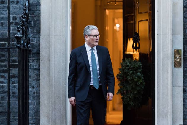 December 3, 2025, London, England, United Kingdom: British Prime Minister KEIR STARMER steps out from 10 Downing Street to welcome President of the Federal Republic of Germany Frank-Walter Steinmeier on the first day of his State Visit. London United Kingdom - ZUMAs371 20251203_zip_s371_025 Copyright: xWiktorxSzymanowiczx