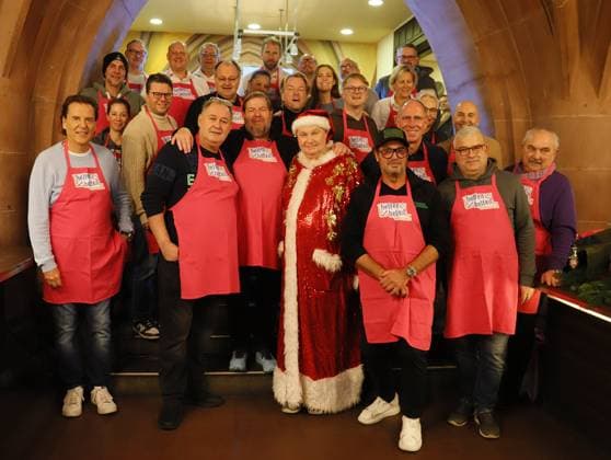 03 12 2025 xphx Frankfurt am Main, RömerBernd Reisig Stiftung Helfen Helfen Christmas goose dinner for people in need in Frankfurt Group photo of the celebrity waiters HP