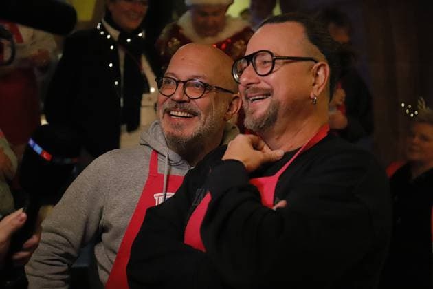 03 12 2025 xphx Frankfurt am Main, RömerBernd Reisig Stiftung Helfen Helfen Christmas Goose Dinner for people in need of help in Frankfurt Comedy duo MUNDSTUHL Lars Niedereichholz and Ande Werner HP