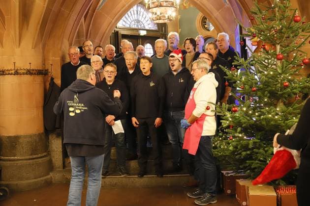 03 12 2025 xphx Frankfurt am Main, RömerBernd Reisig Stiftung Helfen Helfen Christmas goose dinner for people in need in Frankfurt The Germania Sindlingen choir presents beautiful Christmas carols HP