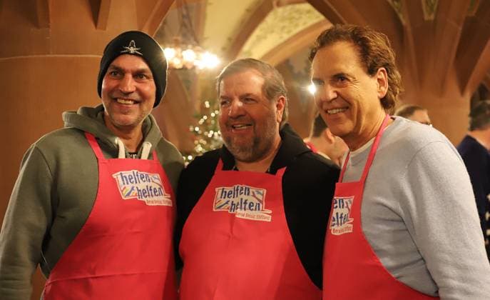 03 12 2025 xphx Frankfurt am Main, RömerBernd Reisig Stiftung Helfen Helfen Christmas Goose Dinner for people in need of help in Frankfurt Comedy duo MUNDSTUHL Lars Niedereichholz and Ande Werner HP
