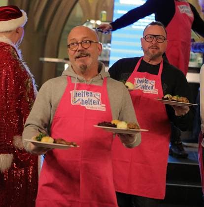 03 12 2025 xphx Frankfurt am Main, RömerBernd Reisig Stiftung Helfen Helfen Christmas goose dinner for people in need of help in Frankfurt Prominent waiters Mundstuhl comedy duo consisting of Lars Niedereichholz and Ande Werner HP
