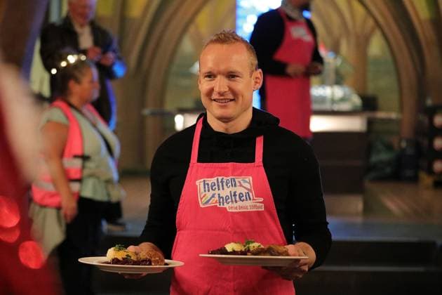 03 12 2025 xphx Frankfurt am Main, RömerBernd Reisig Stiftung Helfen Helfen Christmas goose meal for people in need in Frankfurt Prominent waiters Ex Eintracht Frankfurt professional Sebastian Rode HP