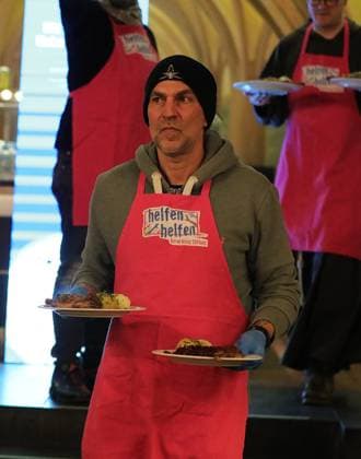 03 12 2025 xphx Frankfurt am Main, RömerBernd Reisig Stiftung Helfen Helfen Christmas goose dinner for people in need in Frankfurt Prominent waiters Trainer Markus Babbel, Manager HP
