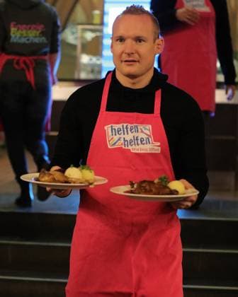 03 12 2025 xphx Frankfurt am Main, RömerBernd Reisig Stiftung Helfen Helfen Christmas goose meal for people in need in Frankfurt Prominent waiters Ex Eintracht Frankfurt professional Sebastian Rode HP