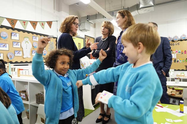 Frank-Walter Steinmeier s state visit to the UK Elke Budenbender (centre), wife of German President Frank-Walter Steinmeier, during a visit to the Judith Kerr Primary School in Herne Hill, south east London, on day one of the state visit to the UK by the President of the Federal Republic of Germany. Picture date: Wednesday December 3, 2025., Credit:Jordan Pettitt Avalon UK, Herne Hill  Copyright: xJordanxPettittx xAvalonx 1056270778