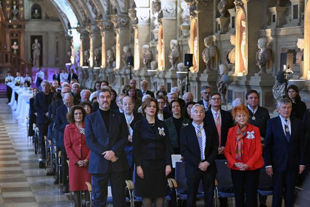 Overview antiquarian bookshop in front are the order bearers and Markus SOEDER State Premier of Bavaria and CSU Chairman Award of the Bavarian Maximilian Order on 03 12 2025 in the antiquarian bookshop of the Residence in Munich