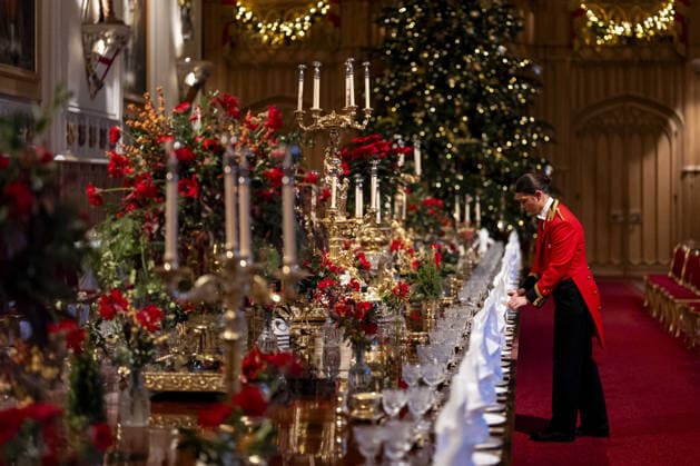 Frank-Walter Steinmeier s state visit to the UK EMBARGOED TO 2000 WEDNESDAY DECEMBER 3 A member of Royal Household staff during table preparations before the state banquet for the German President Frank-Walter Steinmeier and his wife Elke Budenbender, at Windsor Castle, Berkshire, on day one of their state visit to the UK. Picture date: Wednesday December 3, 2025., Credit:Aaron Chown Avalon UK, Windsor  Copyright: xAaronxChownx xAvalonx 1056321545