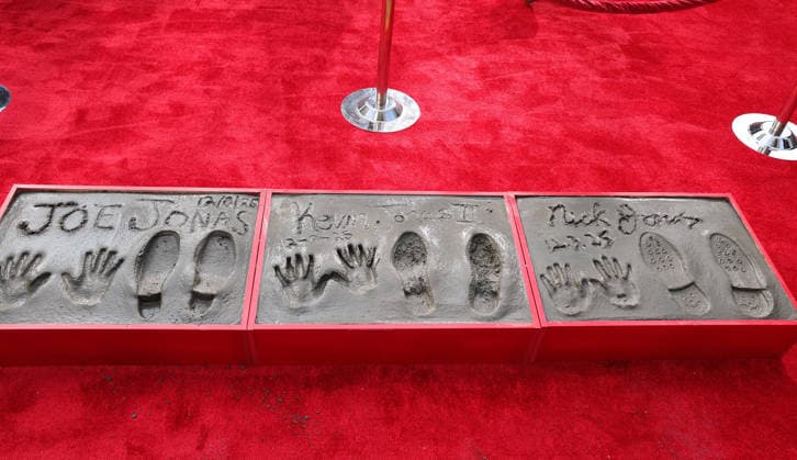 03 December 2025 - Hollywood, California - Atmosphere. Jonas Brothers Hand And Footprint In Cement Ceremony held at TCL Chinese Theatre. Hollywood USA - ZUMAa123 20251203_zaa_a123_003 Copyright: xADx