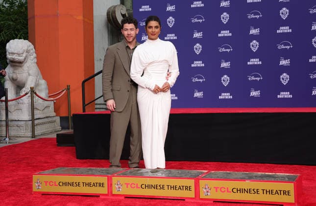 03 December 2025 - Hollywood, California - Nick Jonas, Priyanka Chopra Jonas. Jonas Brothers Hand And Footprint In Cement Ceremony held at TCL Chinese Theatre. Hollywood USA - ZUMAa123 20251203_zaa_a123_004 Copyright: xADx