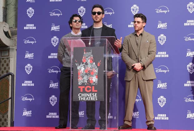03 December 2025 - Hollywood, California - Nick Jonas, Kevin Jonas, Joe Jonas. Jonas Brothers Hand And Footprint In Cement Ceremony held at TCL Chinese Theatre. Hollywood USA - ZUMAa123 20251203_zaa_a123_006 Copyright: xADx