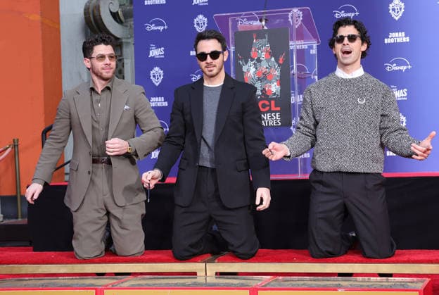 03 December 2025 - Hollywood, California - Nick Jonas, Kevin Jonas, Joe Jonas. Jonas Brothers Hand And Footprint In Cement Ceremony held at TCL Chinese Theatre. Hollywood USA - ZUMAa123 20251203_zaa_a123_008 Copyright: xADx