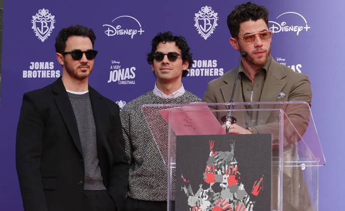 03 December 2025 - Hollywood, California - Nick Jonas, Kevin Jonas, Joe Jonas. Jonas Brothers Hand And Footprint In Cement Ceremony held at TCL Chinese Theatre. Hollywood USA - ZUMAa123 20251203_zaa_a123_011 Copyright: xADx