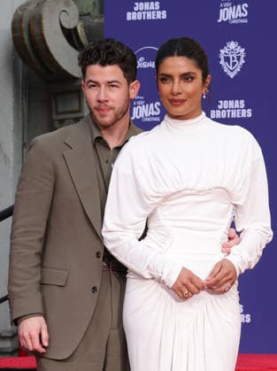 03 December 2025 - Hollywood, California - Nick Jonas, Priyanka Chopra Jonas. Jonas Brothers Hand And Footprint In Cement Ceremony held at TCL Chinese Theatre. Hollywood USA - ZUMAa123 20251203_zaa_a123_012 Copyright: xADx