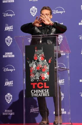 03 December 2025 - Hollywood, California - Ryan Seacrest. Jonas Brothers Hand And Footprint In Cement Ceremony held at TCL Chinese Theatre. Hollywood USA - ZUMAa123 20251203_zaa_a123_009 Copyright: xADx