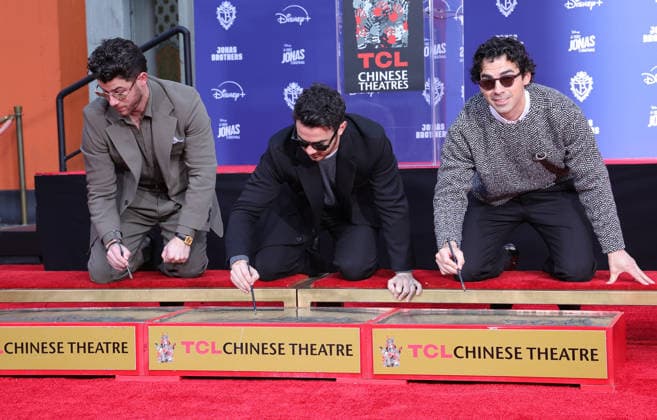 03 December 2025 - Hollywood, California - Nick Jonas, Kevin Jonas, Joe Jonas. Jonas Brothers Hand And Footprint In Cement Ceremony held at TCL Chinese Theatre. Hollywood USA - ZUMAa123 20251203_zaa_a123_013 Copyright: xADx