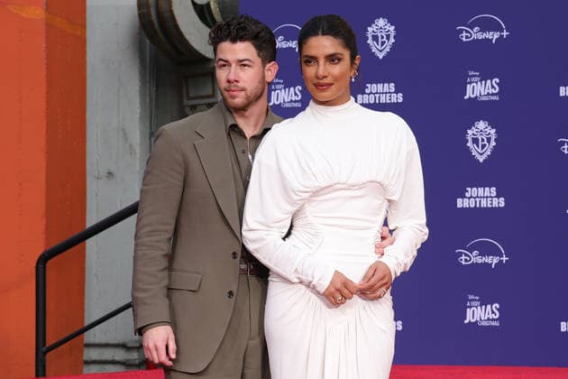 03 December 2025 - Hollywood, California - Nick Jonas, Priyanka Chopra Jonas. Jonas Brothers Hand And Footprint In Cement Ceremony held at TCL Chinese Theatre. Hollywood USA - ZUMAa123 20251203_zaa_a123_014 Copyright: xADx