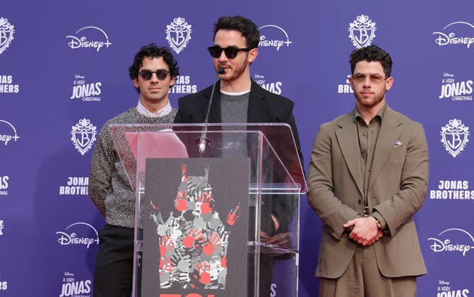 03 December 2025 - Hollywood, California - Nick Jonas, Kevin Jonas, Joe Jonas. Jonas Brothers Hand And Footprint In Cement Ceremony held at TCL Chinese Theatre. Hollywood USA - ZUMAa123 20251203_zaa_a123_016 Copyright: xADx