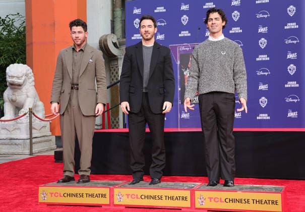 03 December 2025 - Hollywood, California - Nick Jonas, Kevin Jonas, Joe Jonas. Jonas Brothers Hand And Footprint In Cement Ceremony held at TCL Chinese Theatre. Hollywood USA - ZUMAa123 20251203_zaa_a123_017 Copyright: xADx