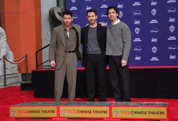 03 December 2025 - Hollywood, California - Nick Jonas, Kevin Jonas, Joe Jonas. Jonas Brothers Hand And Footprint In Cement Ceremony held at TCL Chinese Theatre. Hollywood USA - ZUMAa123 20251203_zaa_a123_018 Copyright: xADx