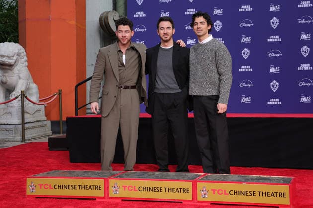 03 December 2025 - Hollywood, California - Nick Jonas, Kevin Jonas, Joe Jonas. Jonas Brothers Hand And Footprint In Cement Ceremony held at TCL Chinese Theatre. Hollywood USA - ZUMAa123 20251203_zaa_a123_021 Copyright: xADx