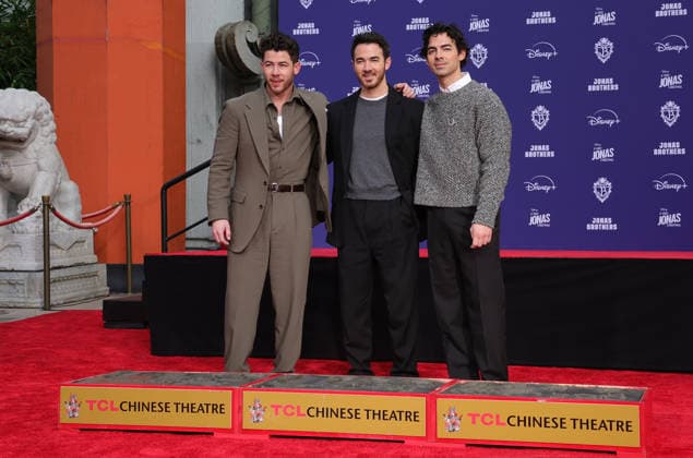 03 December 2025 - Hollywood, California - Nick Jonas, Kevin Jonas, Joe Jonas. Jonas Brothers Hand And Footprint In Cement Ceremony held at TCL Chinese Theatre. Hollywood USA - ZUMAa123 20251203_zaa_a123_023 Copyright: xADx