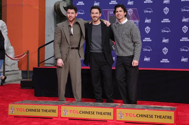 03 December 2025 - Hollywood, California - Nick Jonas, Kevin Jonas, Joe Jonas. Jonas Brothers Hand And Footprint In Cement Ceremony held at TCL Chinese Theatre. Hollywood USA - ZUMAa123 20251203_zaa_a123_025 Copyright: xADx