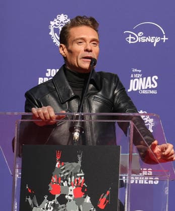 03 December 2025 - Hollywood, California - Ryan Seacrest. Jonas Brothers Hand And Footprint In Cement Ceremony held at TCL Chinese Theatre. Hollywood USA - ZUMAa123 20251203_zaa_a123_022 Copyright: xADx