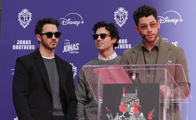 03 December 2025 - Hollywood, California - Nick Jonas, Kevin Jonas, Joe Jonas. Jonas Brothers Hand And Footprint In Cement Ceremony held at TCL Chinese Theatre. Hollywood USA - ZUMAa123 20251203_zaa_a123_024 Copyright: xADx
