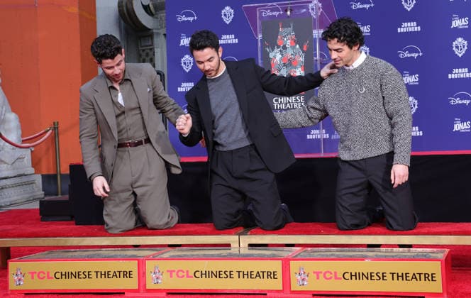 03 December 2025 - Hollywood, California - Nick Jonas, Kevin Jonas, Joe Jonas. Jonas Brothers Hand And Footprint In Cement Ceremony held at TCL Chinese Theatre. Hollywood USA - ZUMAa123 20251203_zaa_a123_030 Copyright: xADx