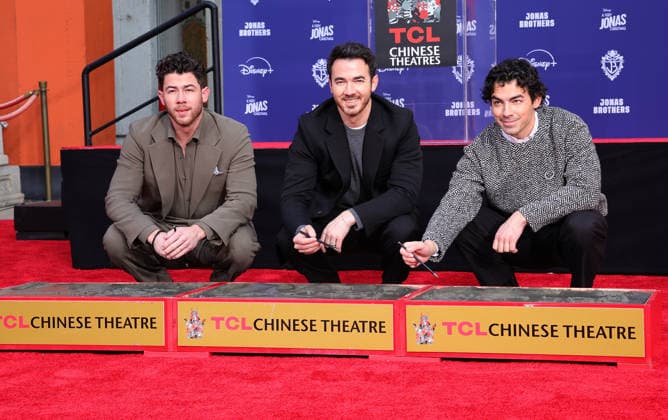 03 December 2025 - Hollywood, California - Nick Jonas, Kevin Jonas, Joe Jonas. Jonas Brothers Hand And Footprint In Cement Ceremony held at TCL Chinese Theatre. Hollywood USA - ZUMAa123 20251203_zaa_a123_033 Copyright: xADx