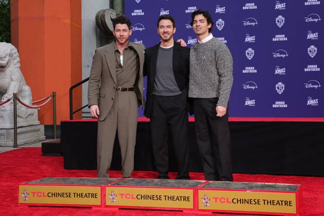 03 December 2025 - Hollywood, California - Nick Jonas, Kevin Jonas, Joe Jonas. Jonas Brothers Hand And Footprint In Cement Ceremony held at TCL Chinese Theatre. Hollywood USA - ZUMAa123 20251203_zaa_a123_036 Copyright: xADx
