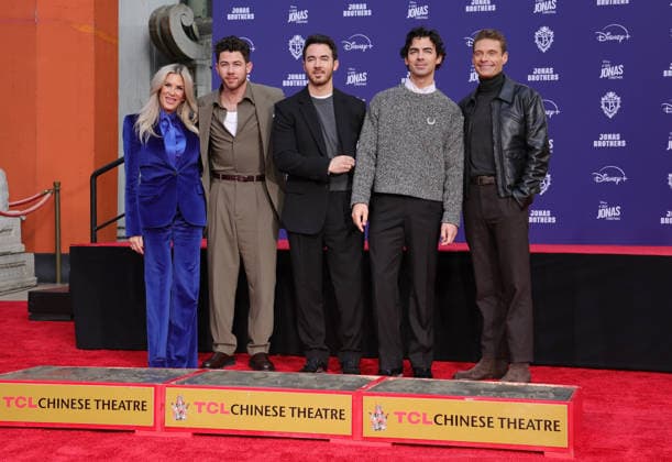 03 December 2025 - Hollywood, California - Ellen K, Nick Jonas, Kevin Jonas, Joe Jonas, Ryan Seacrest. Jonas Brothers Hand And Footprint In Cement Ceremony held at TCL Chinese Theatre. Hollywood USA - ZUMAa123 20251203_zaa_a123_037 Copyright: xADx