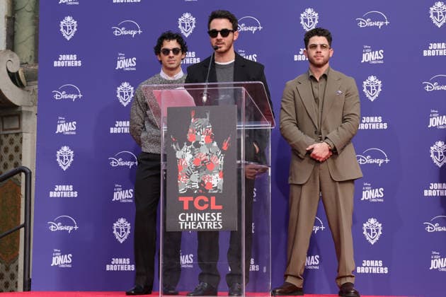 03 December 2025 - Hollywood, California - Nick Jonas, Kevin Jonas, Joe Jonas. Jonas Brothers Hand And Footprint In Cement Ceremony held at TCL Chinese Theatre. Hollywood USA - ZUMAa123 20251203_zaa_a123_043 Copyright: xADx