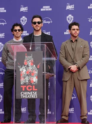 03 December 2025 - Hollywood, California - Nick Jonas, Kevin Jonas, Joe Jonas. Jonas Brothers Hand And Footprint In Cement Ceremony held at TCL Chinese Theatre. Hollywood USA - ZUMAa123 20251203_zaa_a123_044 Copyright: xADx