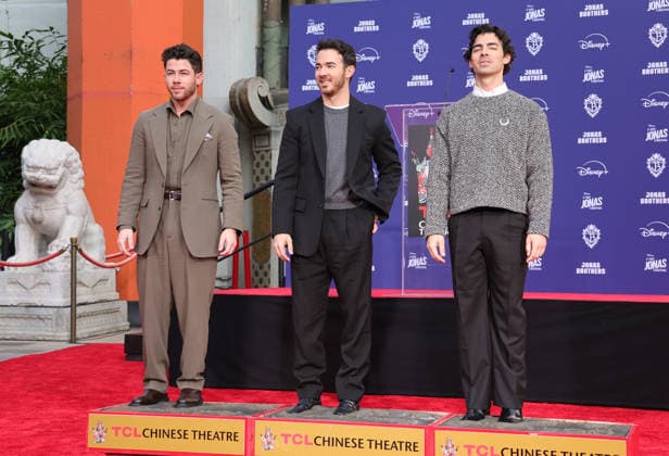 03 December 2025 - Hollywood, California - Nick Jonas, Kevin Jonas, Joe Jonas. Jonas Brothers Hand And Footprint In Cement Ceremony held at TCL Chinese Theatre. Hollywood USA - ZUMAa123 20251203_zaa_a123_045 Copyright: xADx
