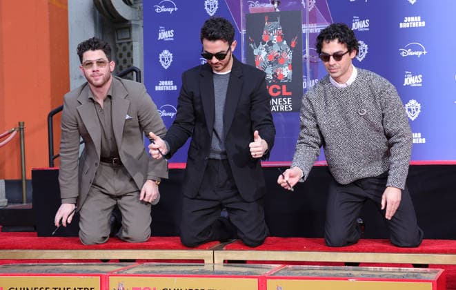 03 December 2025 - Hollywood, California - Nick Jonas, Kevin Jonas, Joe Jonas. Jonas Brothers Hand And Footprint In Cement Ceremony held at TCL Chinese Theatre. Hollywood USA - ZUMAa123 20251203_zaa_a123_050 Copyright: xADx
