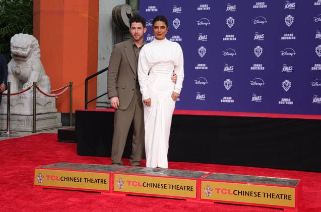 03 December 2025 - Hollywood, California - Nick Jonas, Priyanka Chopra Jonas. Jonas Brothers Hand And Footprint In Cement Ceremony held at TCL Chinese Theatre. Hollywood USA - ZUMAa123 20251203_zaa_a123_047 Copyright: xADx