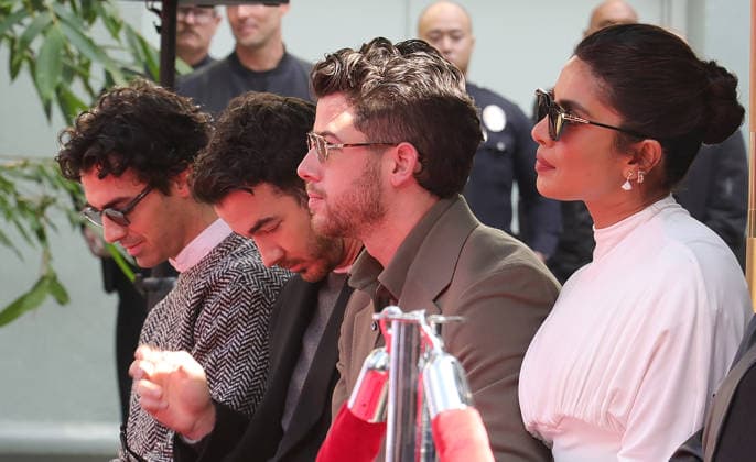 03 December 2025 - Hollywood, California - Nick Jonas, Priyanka Chopra Jonas. Jonas Brothers Hand And Footprint In Cement Ceremony held at TCL Chinese Theatre. Hollywood USA - ZUMAa123 20251203_zaa_a123_051 Copyright: xADx