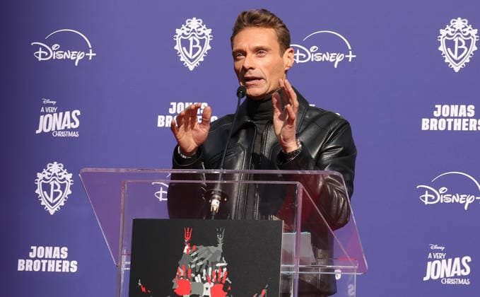 03 December 2025 - Hollywood, California - Ryan Seacrest. Jonas Brothers Hand And Footprint In Cement Ceremony held at TCL Chinese Theatre. Hollywood USA - ZUMAa123 20251203_zaa_a123_055 Copyright: xADx