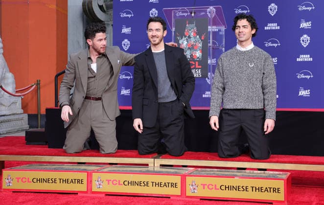 03 December 2025 - Hollywood, California - Nick Jonas, Kevin Jonas, Joe Jonas. Jonas Brothers Hand And Footprint In Cement Ceremony held at TCL Chinese Theatre. Hollywood USA - ZUMAa123 20251203_zaa_a123_056 Copyright: xADx